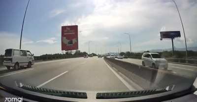 Just assume this QQ plate is not Penang driver coz very kurang ajaq.