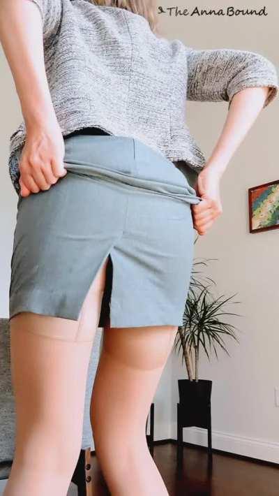 It's performance review season, so hope you're ready to kiss your boss's ass 😜 (Exec & mom x1)