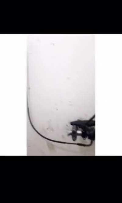 ainda vem com retrovisor pra ver se desceu mesmo!