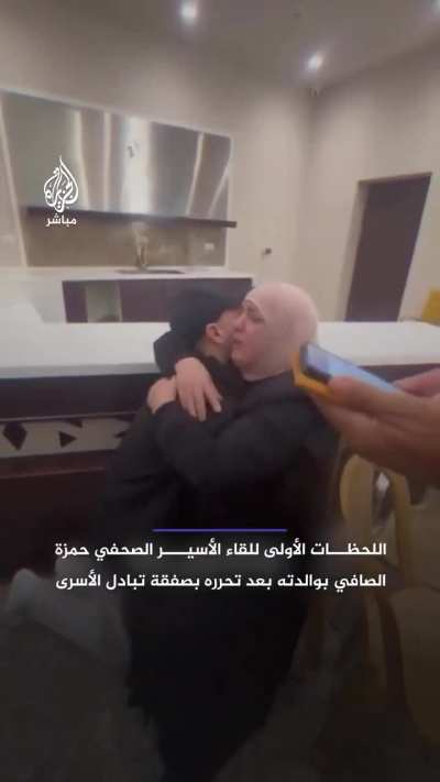 His mother could barely stand… Heartfelt moments as journalist Hamza Al-Safi reunites with his mother in Ramallah after being freed in the prisoner exchange deal.