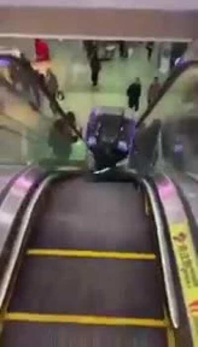 Hey look this robot boutta fall down the escalator I’m gonna film this one sec