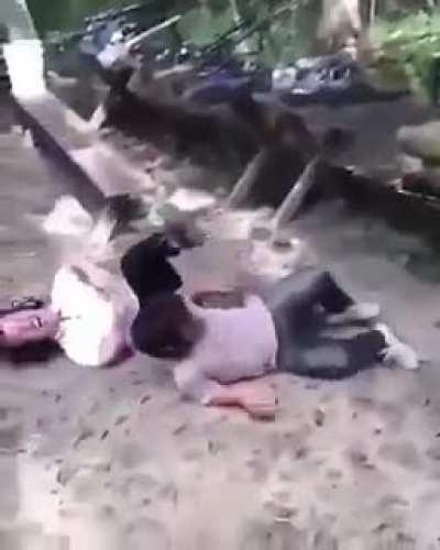 pequenas pessoas grandes armas