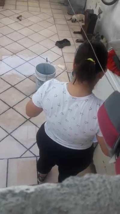 Casi me pilla la culona ( comenten si quieren mas)