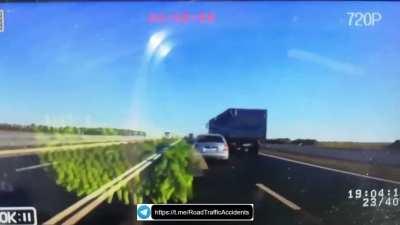 Hyundai left on the oncoming lane under a Toyota, two dead-Hyundai passengers, three in the hospital - the driver of the Hyundai, the passenger and the driver of the Toyota