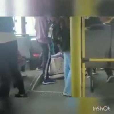 Puso el parlante a todo volumen y lo rajaron del bondi