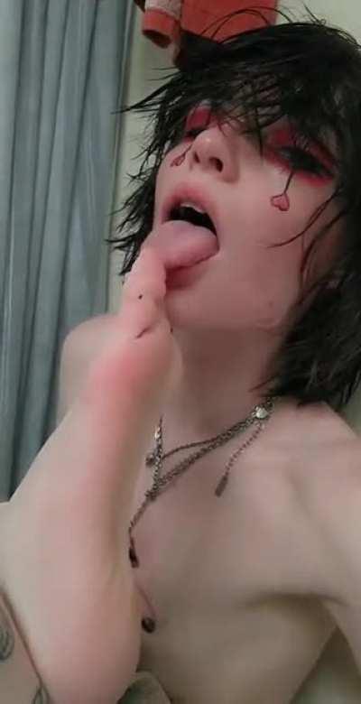 Just a sexy goth licking her fresh toes <3