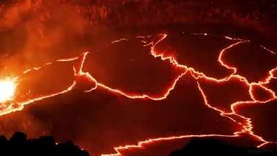 🔥 Lava flowing inside the Kilauea Volcano in Hawaii.