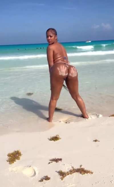 Ass so fat he wanna grab it🥵