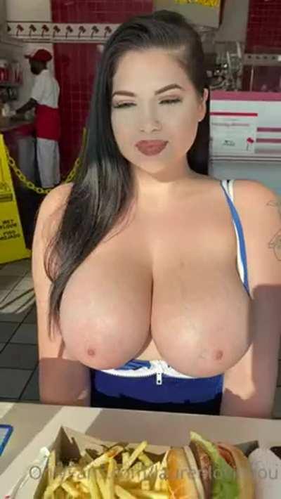 I Love those 💦boobies🔥, mmm😍 Check The Comments😘