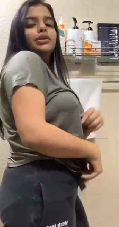 Chubby Indian Girls Showing Her Huge Boobs