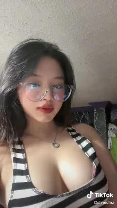 glasses + boobies = perfection (@shnediaz)