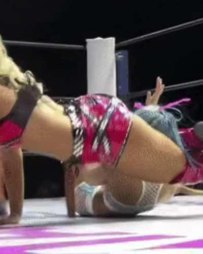 Toni suffocating her opponents with those thick thighs