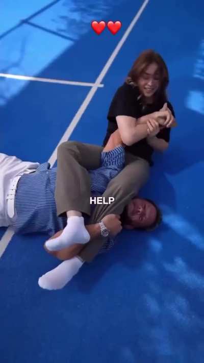 Bodybuilder wanted to test if a female MMA fighter could overcome his strenght with technique - she tapped him out in 15 seconds