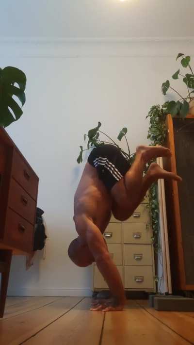 tuck handstand