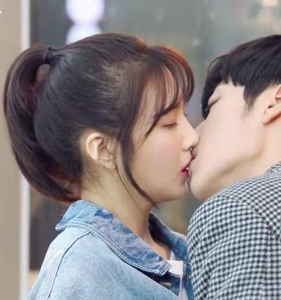 Red Velvet Joy - Kiss [60 fps slow mo]