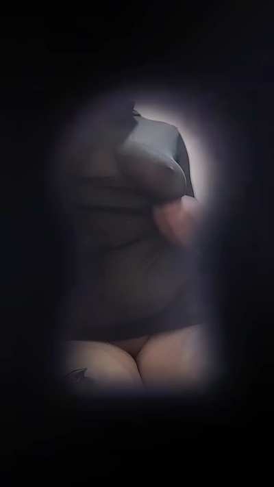 POV: você descobriu que dá pra ver pela fechadura do meu quarto 