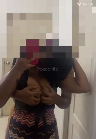 We watched porn on her mirror for Christmas 🎄