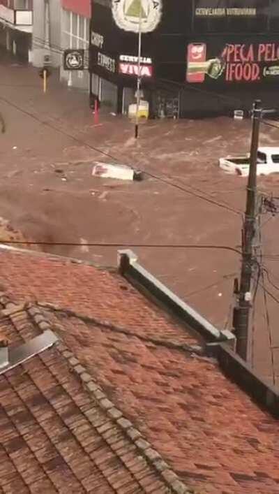 Essa chuva rolou agora no interior de SP. O mais triste é que a inundação aconteceu na região central, região de comércio e cheio de moto de trabalhador. Duvido que 1% dos veiculos ai do centro tinham seguro que cobrisse desastre natural.