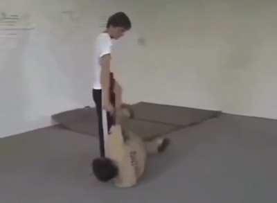 Раскидал вооруженных противников, как кучку педиков