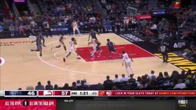 [Highlight] Trae Young finds Jalen Johnson in transition with a no look between the legs pass