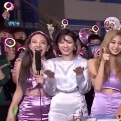 Nayeon bonking Jeongyeon. + Tzuyu