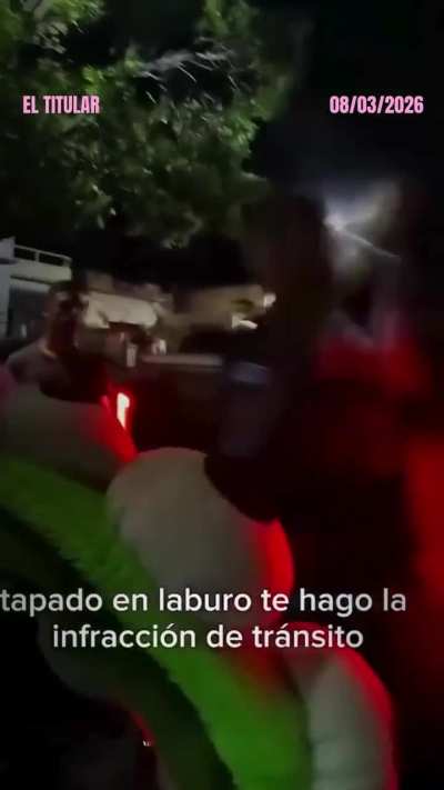 Influencer chocó contra una Amarok, filmó todo y lo acusó de cruzar en rojo