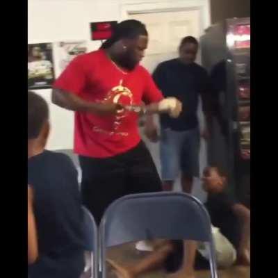 Ребята спёрли что-то в магазине. Пример правильного воспитания.