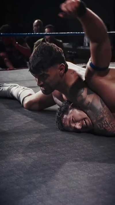 Nico Inverdardi choking out JJ Gale