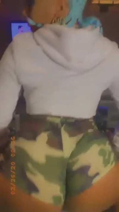 Upvote if you’d smash 💥☄️