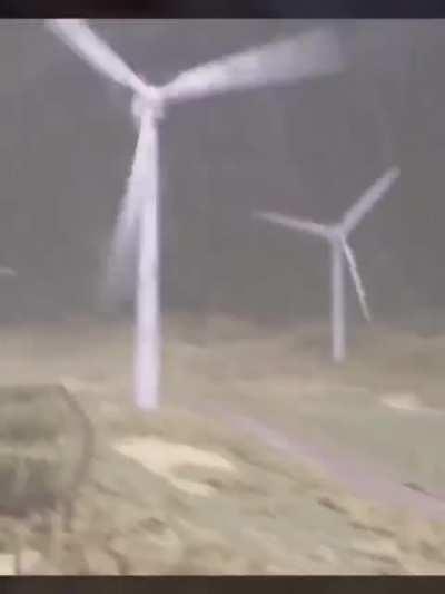 Windmill shatters under heavy winds - 2019