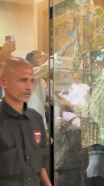 Kriti Sanon gets mobbed for selfies post workout in Mumbai