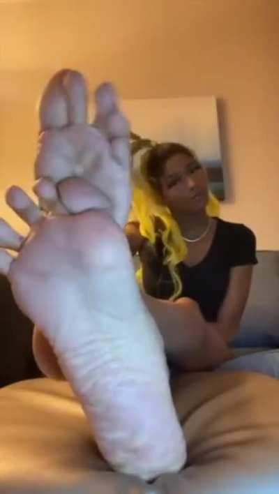 Les doux et magnifiques grands pieds de la déesse millyonas