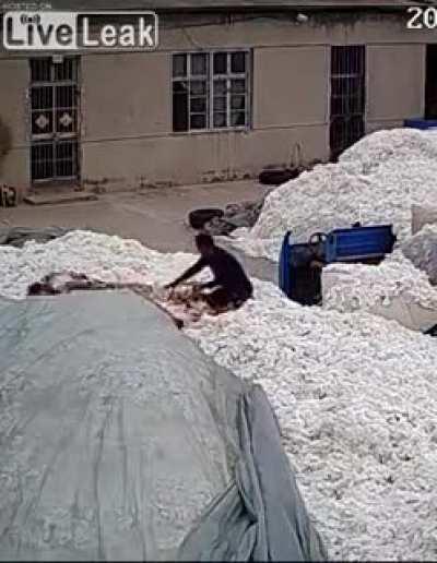 Opening bags with a lighter in cotton factory