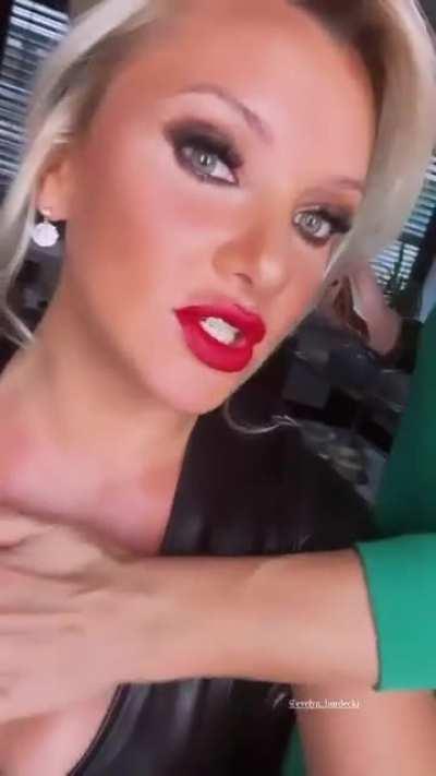 Evelyn Burdecki Sexy Hexy II