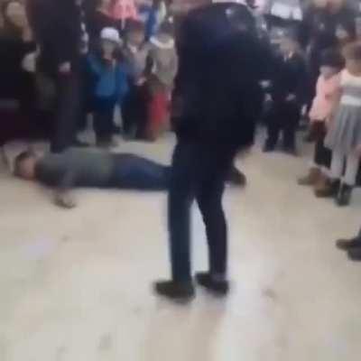 Vei o melhor e que o cara nem se importa e continua dançando