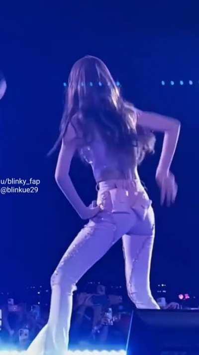 This video got me real hard, the way lisa moves is just pure sex 💦