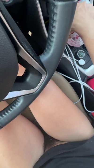 Creamy hot dogs in the O’Hare airport parking lot [GIF]