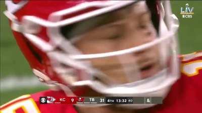 [Highlight] The Chiefs fail to find the endzone on 4th down as Mahomes runs for his life