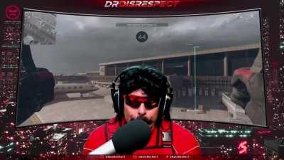 I love it when he imitates the chat with voices 🤣🤣🤣