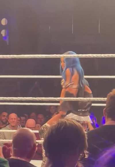 Sexy dance while taking off her jacket 🔥