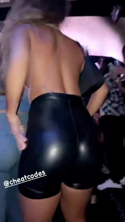 Sommer Ray's body is so perfectly sculpted