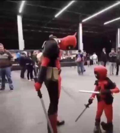 Deadpool vs Variant Deadpool