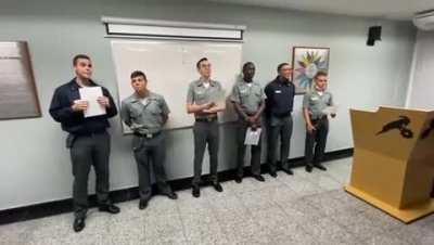 Urgente. Reunião no comando da Marinha. Os caras subiram o tom!