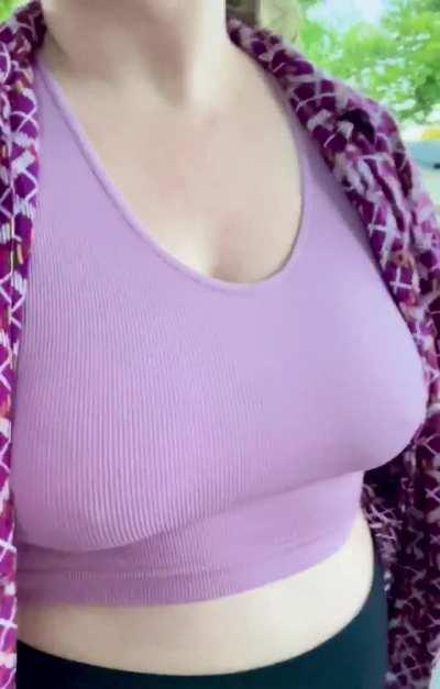 I love an evening walk. But none of my neighbors said hello 🤷‍♀️