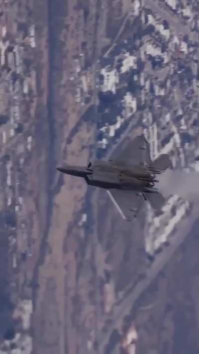 Camera man tracks the F22 raptor's insane maneuvers from another moving plane