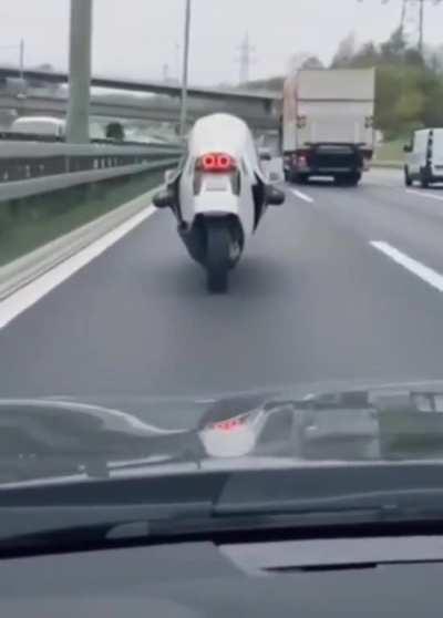 Полностью закрытый мотоцикл