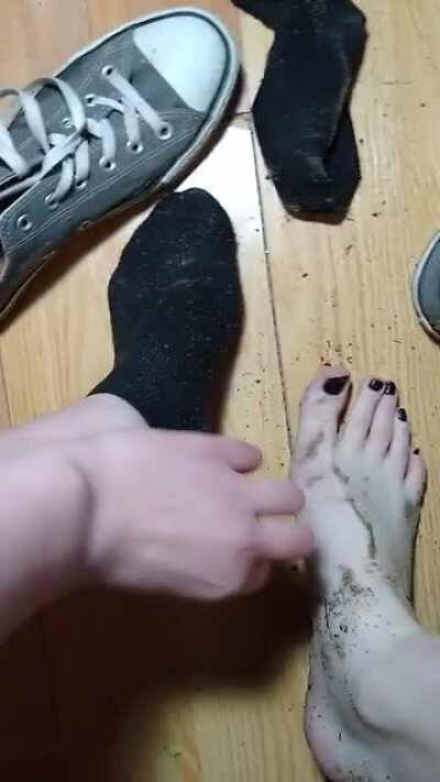 Dirt and sand got trapped in my wet socks💦who wants to lick them clean?🌹KIK: GreedyGoddesss