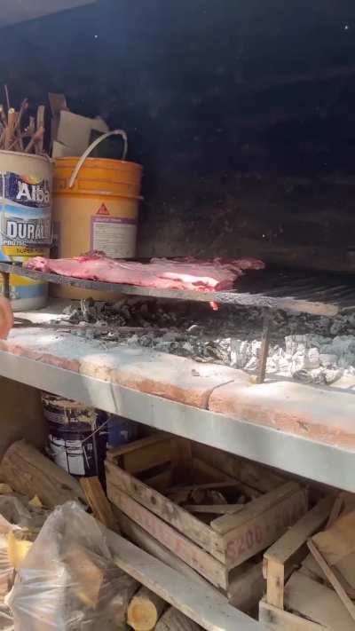 Yo soy un porteño nivel 5, pero hasta yo sé que no hay que dejar el plástico al lado del calor