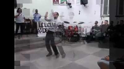 Pastor de Iglesia Universal baila Blinding Lights