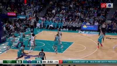 [Highlight] LaMelo step-back 3 in transition